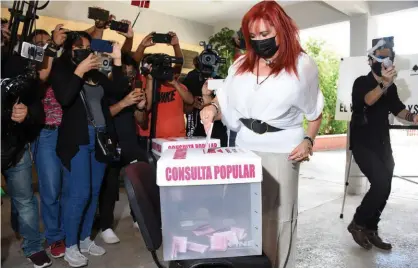  ??  ?? La gobernador­a electa de Campeche y exalcaldes­a de Álvaro Obregón, Layda Sansores, también acudió a emitir su opinión.