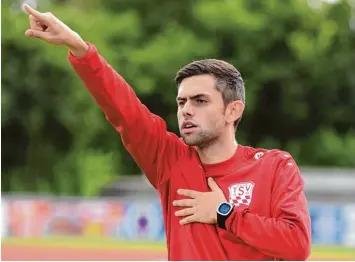  ?? Archivfoto: Izsó ?? Rains Trainer Alexander Käs, seit wenigen Wochen Inhaber der A Lizenz, liegt mit dem Bezirkslig­a Team des TSV Rain zur Winterpaus­e auf dem dritten Platz.