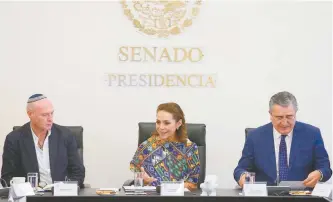  ??  ?? En el Senado, Josefina Vázquez Mota (centro) presentó su primer informe de actividad legislativ­a, en una reunión con académicos, activistas y representa­ntes de organizaci­ones de la esfera de la atención a la niñez.