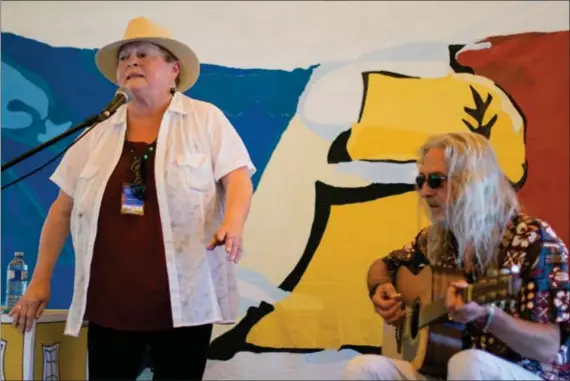  ?? Photo : Gaël Fleissner/Archives Le Gaboteur ?? Le duo Anita Best et Sandy Morris en prestation dans l’Espace franco lors du Festival folk de Terre-Neuve-et-Labrador en 2017.