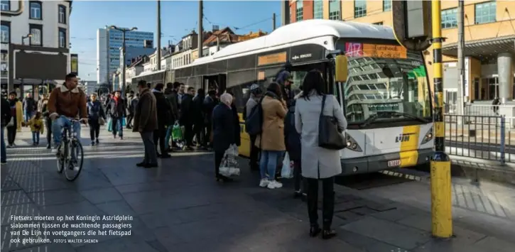  ?? FOTO'S WALTER SAENEN ?? Fietsers moeten op het Koningin Astridplei­n slalommen tussen de wachtende passagiers van De Lijn en voetganger­s die het fietspad ook gebruiken.