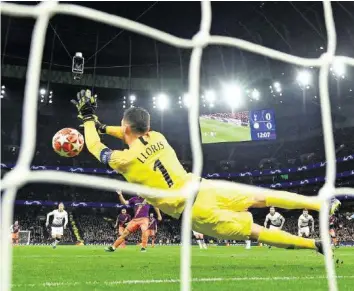  ?? GETTY ?? Hugo Lloris hält den Penalty von Sergio Agüero und Tottenham damit im Rennen gegen ManCity.