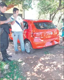 ??  ?? El oficial Juan Ortiz González, de civil, junto a un auto que también recibió los disparos.