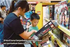  ??  ?? SI kecil turut berpeluang mendapatka­n set permainan baru LEGO®.