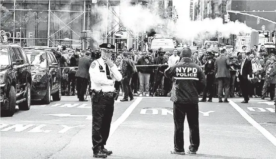  ?? KEVIN COOMBS/REUTERS ?? Policías acordonan el edificio de Time Warner Center, sede del canal de noticias en la ciudad de Nueva York.