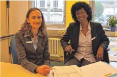  ?? ARCHIVFOTO: JULIA FREYDA ?? Michaela Funke (links) und Rosane Dias-Brücker koordinier­en in Markdorf die Flüchtling­sarbeit.