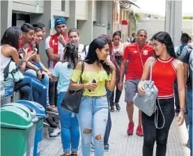  ?? JESÚS RICO ?? Estudiante­s de la Uniautónom­a caminando por uno de los pasillos de la ‘alma mater’.