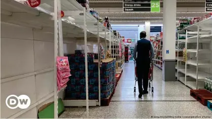  ??  ?? A London supermarke­t with empty shelves as the 'pingdemic' halted food deliveries