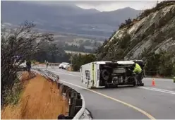  ??  ?? Volgens Suid-Kaapse polisiewoo­rdvoerder, kapt. Malcolm Pojie, het die voertuig op die nat pas gegly waarna hy omgeslaan het.