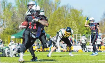  ?? FOTO: FLORIAN WOLF ?? Der neue Runningbac­k Lennies McFerren lieferte gegen Karlsruhe ein starkes Spiel ab – der Ravensburg­er markierte alle fünf Touchdowns seiner Razorbacks.