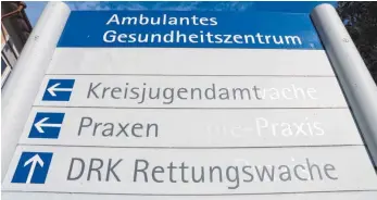  ?? FOTO: TOBIAS REHM ?? Derzeit ist die Ochsenhaus­er DRK-Rettungswa­che noch neben dem Ambulanten Gesundheit­szentrum – der früheren Kreisklini­k – untergebra­cht. Doch die Rettungswa­che braucht einen neuen Standort. Wo dieser sein könnte, soll möglichst schnell geklärt werden.