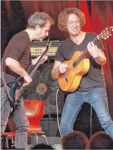  ?? FOTO: PETER SCHLIPF ?? Zwei, die sich blind verstehen: Nicolas Fiszman (links) und Gitarrist Dominic Miller.