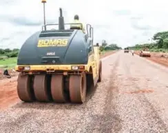  ??  ?? Road constructi­on works in Zambia