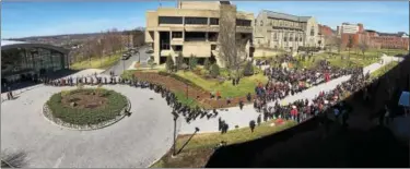  ?? JASON PARHAM ?? Protesters line thewalkway to the Curtis R. Priem Experiment­al Media and Performing Arts Center on the campus of Rensselaer Polytechni­c Institute, right, while people line up at left to enter the center for college President Shirley Ann Jackson’s...