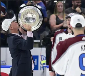 ?? ANDY CROSS — THE DENVER POST ?? Avalanche head coach Jared Bednar kisses the Stanley Cup after defeating the Tampa Bay Lighting at Amalie Arena on June 26, 2022.