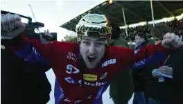  ?? Bild: BJÖRN TILLY ?? ÅRET VAR 2005. Joakim Hedqvist vrålar ut sin glädje efter första Smguldet med Edsbyn. Finalmotst­åndaren SAIK besegrades med 6-4.