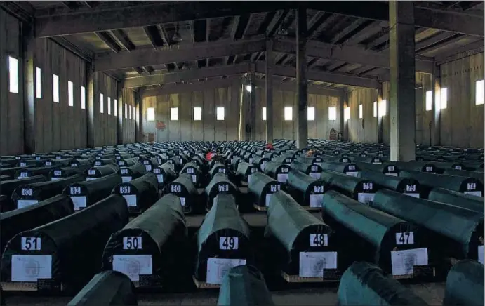  ?? JOSEP ALMIRALL. ?? Cada año se repite la misma ceremonia en Srebrenica, el entierro de los cuerpos de las víctimas que se van identifica­ndo; la imagen correspond­e al 2009