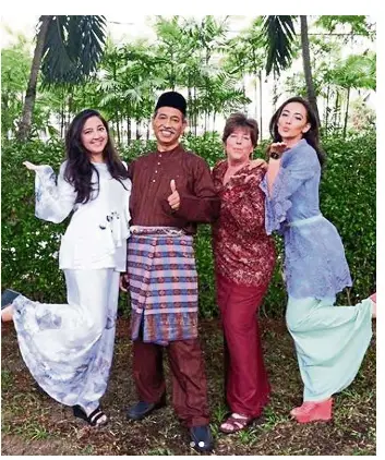  ??  ?? All four the family: (from left) Katrina ann, father abdul Hadi ahmad, mother Kimberly ann Gagnon and Farah.