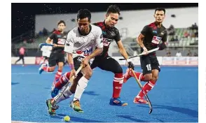  ??  ?? Experience­d: Maybank have signed national player Meor Muhammad Azuan Hassan (centre) for the 2019 Malaysia Hockey League.