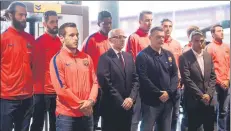  ??  ?? Balonmano El equipo de Xavi Pascual fue el primero en rendir homenaje