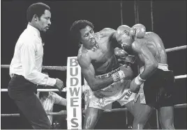  ?? LAS VEGAS REVIEW-JOURNAL FILE PHOTO ?? Referee Richard Steele watches Tommy Hearns, center, and Marvin Hagler in their super middleweig­ht bout — a “Fight of the Century" — at Caesars Palace on April 15,1985.