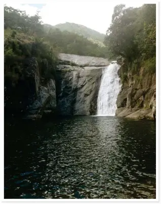  ??  ?? OP TOER (van bo na onder). Die waterval by Old Man Falls bied lafenis ná die uitdagende Chambe Plateau-dagstaproe­te by Berg Mulanje; die toerspan, Emma en Hendri Beukes en Trevor en Kerstin Atterbury, met Berg Mulanje in die agtergrond; met ’n minibus op pad na Mangochi en al die passassier­s sit hand by om mieliepitt­e op te tel voor daar verder gery word.