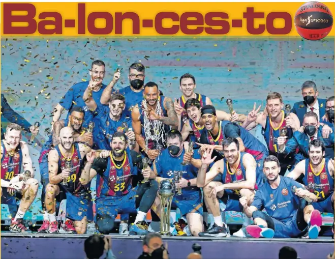  ??  ?? Los jugadores del Barcelona celebran el título de Copa sobre el parqué del WiZink Center tras desarbolar al Real Madrid en la primera parte.