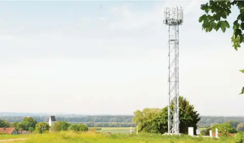  ?? Foto: Michael Geyer. ?? Der neue Funkmast bei Bertoldshe­im ist rund 20 Meter hoch und versorgt den westlichen Teil der Großgemein­de Rennertsho­fen. Sein Umfeld soll noch mit Büschen begrünt werden.