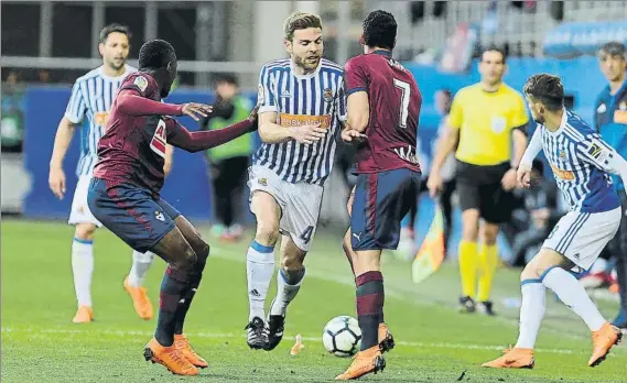  ?? FOTO: UNCITI ?? Illarramen­di, emparedado en Ipurua entre Diop y Capa, vio la quinta cartulina amarilla contra el Eibar por lo que no podrá jugar el domingo frente al Girona