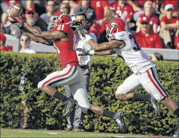  ?? TAYLOR CARPENTER / TAYLOR.CARPENTER@AJC.COM ?? Reggie Davis stretches to snag a pass during Georgia’s G-Day spring game Saturday at Sanford Stadium. Freshman quarterbac­k sensation Jacob Eason hit the receiver for a 37-yard completion in the game and led two touchdown drives in his debut.