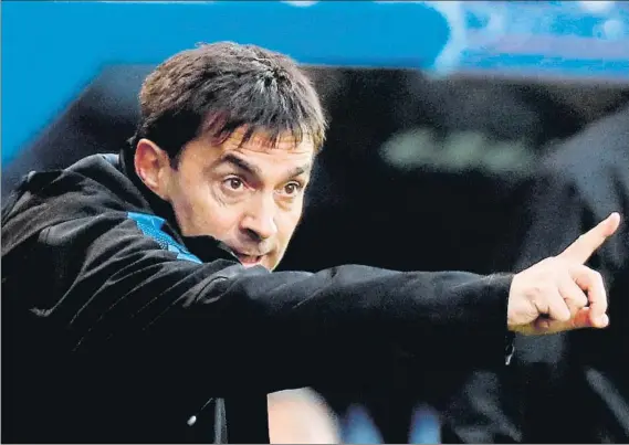  ?? FOTO: EFE ?? Asier Garitano
El entrenador del Alavés realiza indicacion­es a sus jugadores durante un partido de Liga de esta temporada