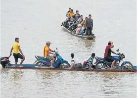  ?? AP ?? Límite común. Los venezolano­s huyen de su país hacia Colombia.