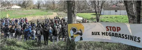  ?? | PHOTO : THIBAUD MORITZ, AFP ?? Environ 200 manifestan­ts se sont retrouvés, hier à Melle (Deux-Sèvres), un an après la violente manifestat­ion contre les mégabassin­es.