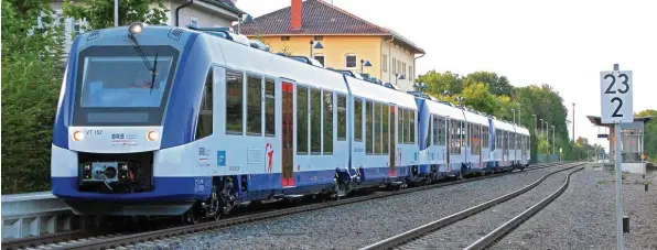  ??  ?? Aus rot wird weiß-blau. Auf dem Streckenne­tz zwischen Augsburg und Füssen sowie Augsburg und Landsberg wird ab Dezember die Bayerische Regionalba­hn unterwegs sein. Für Pendler soll sich dabei nur wenig ändern.