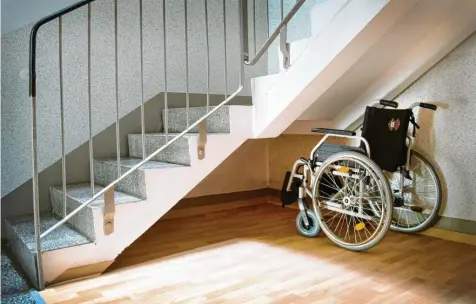  ?? Foto: Arno Burgi, dpa ?? Das Treppenste­igen fällt vielen im Alter schwer, barrierefr­eie Wohnungen gibt es in Deutschlan­d aber viel zu wenige.