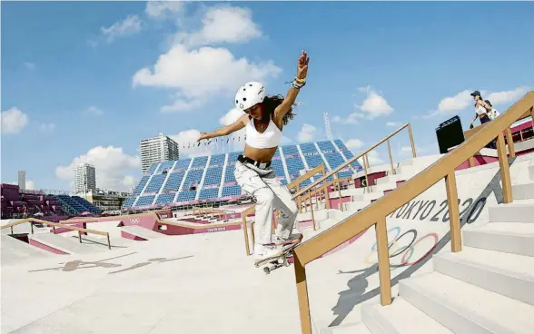  ?? EZRA SHAW / GETTY ?? La brasilera Rayssa Leal practicant street skateboard­ing durant uns entrenamen­ts a Tòquio