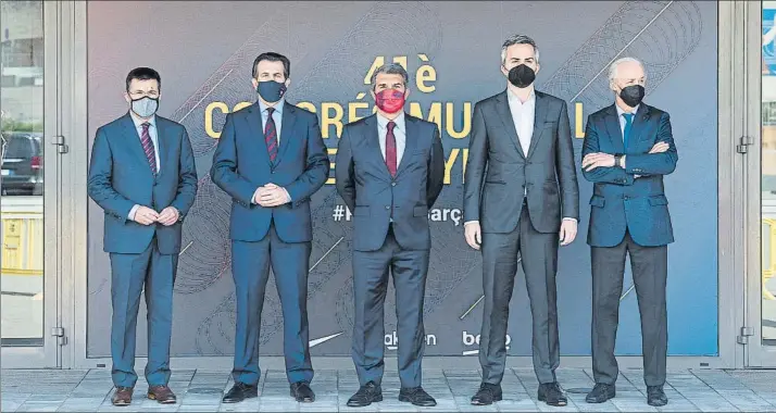  ?? FOTO: PERE PUNTÍ ?? Los tres candidatos, junto a Antoni Guil y Carlos Tusquets
El celebrado en el Auditori 1899 fue el primer debate electoral con presencia de los tres candidatos. Esta semana se celebrarán dos más antes del día de la votación