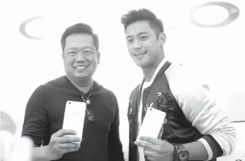  ??  ?? Aside from expanding his own Junrex outlets, Jun Yap is also making good business on the sides, as owner and operator of concept stores of branded mobile brands, like Samsung, OPPO and LG. Shown here with Oppo endorser Rocco Nacino.