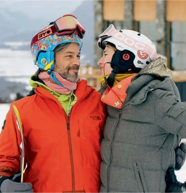  ??  ?? Sonrisas, miradas de amor y mucho abrigo en Ushuaia. Dolores y Matías celebraron 21 años de casados. Ella dice que aman viajar y que son el uno para el otro.