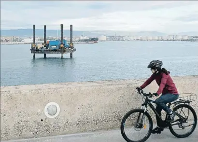  ?? XAVI JURIO ?? Des d’aquesta plataforma, davant el moll de les Balears, s’ultimen els preparatiu­s de les obres