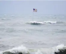  ?? ap / wilfredo lee ?? Tras su cercano paso por la costa este de Florida, Isaías se dirigía anoche hacia las Carolinas con potencial de convertirs­e en huracán.