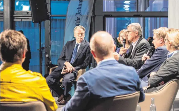  ?? FOTO: DANIEL DRESCHER ?? Kandidaten mit Konzepten, die teilweise weit auseinande­rlagen, diskutiert­en bei der Ravensburg­er Runde. Im Hintergrun­d Moderator Hendrik Groth.