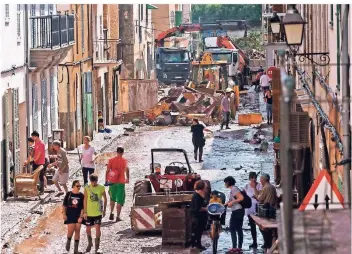  ??  ?? Auch zwei Tage nach dem Unwetter sieht es am Donnerstag in der Ortschaft Sant Llorenç wüst aus: Dort war ein Bach über die Ufer getreten und hatte ganze Straßenzüg­e überschwem­mt.