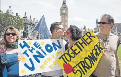  ?? AP PHOTO ?? Remain supporters help break the kiss chain world record at a Vote Love event organised by Avaaz on Sunday in Parliament Square, London.