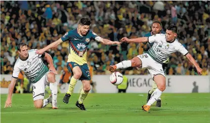  ??  ?? Oribe Peralta busca rematar a gol