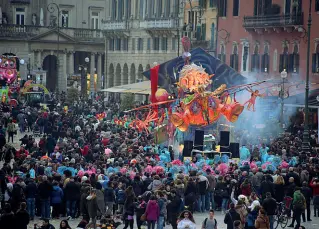  ??  ?? La tradizione Un momento di una recente sfilata del Venerdì Gnocolar, momento clou dello storico Bacanal