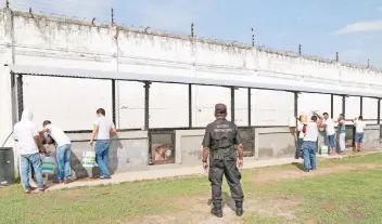  ??  ?? Los internos están a cargo de 11 puercos de la raza York y 16 lechones dentro de un área especial alejada de dormitorio­s y cocina; el compromiso es que el espacio siempre esté limpio, asegura Enrique Díaz, director del Creset.