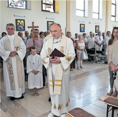  ?? ?? SVEČANO MISNO SLAVLJE Župnik Ivan Tolj na čelo župe u Gornjim Močilima došao je 2006. godine