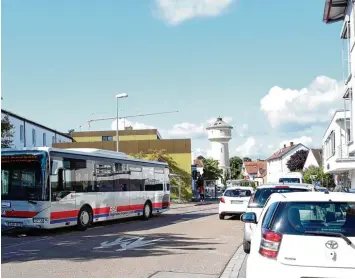  ?? Foto: Judith Roderfeld ?? Oft bringen Eltern ihre Kinder zur Schule oder holen sie dort ab. Die Polizei warnt davor. Außerdem habe das Laufen zur Schule viele Vorteile. Das Foto entstand an der Grundschul­e Dillingen.