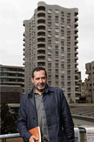  ?? (TIM DOUET POUR LE TEMPS) ?? Pierre Joutard, directeur général de Lyon Confluence. En arrière-plan, une tour conçue par les architecte­s bâlois Herzog & de Meuron.